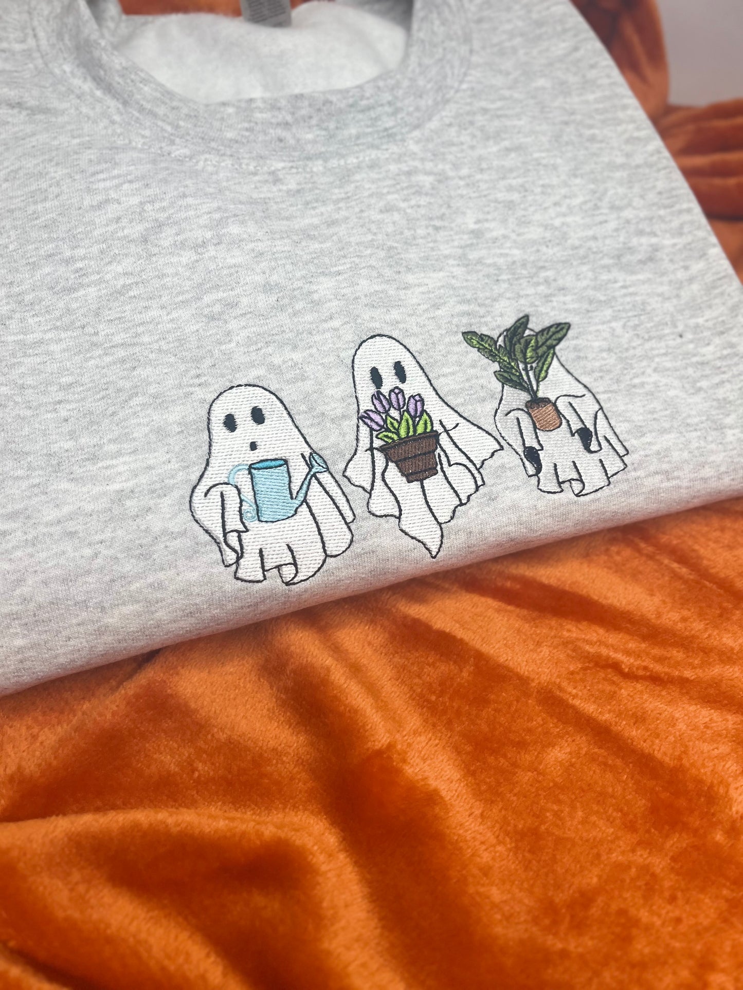 HALLOWEEN PLANTS AND GHOST EMBROIDERED SWEATSHIRT