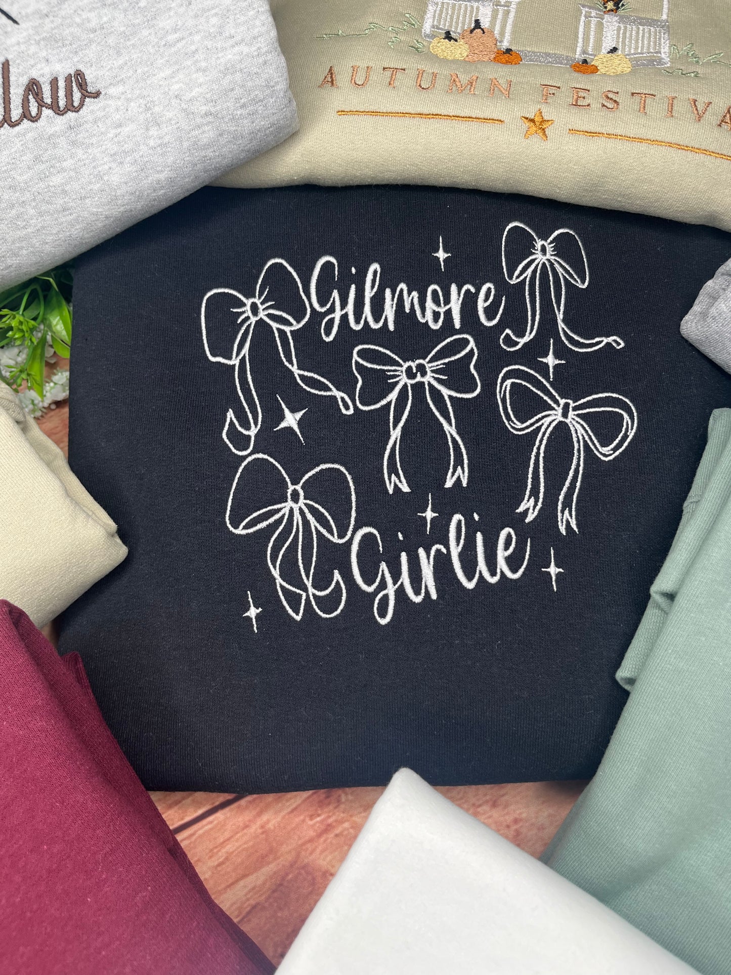 GILMORE GIRLIE AND BOWS EMBROIDERED SWEATSHIRT