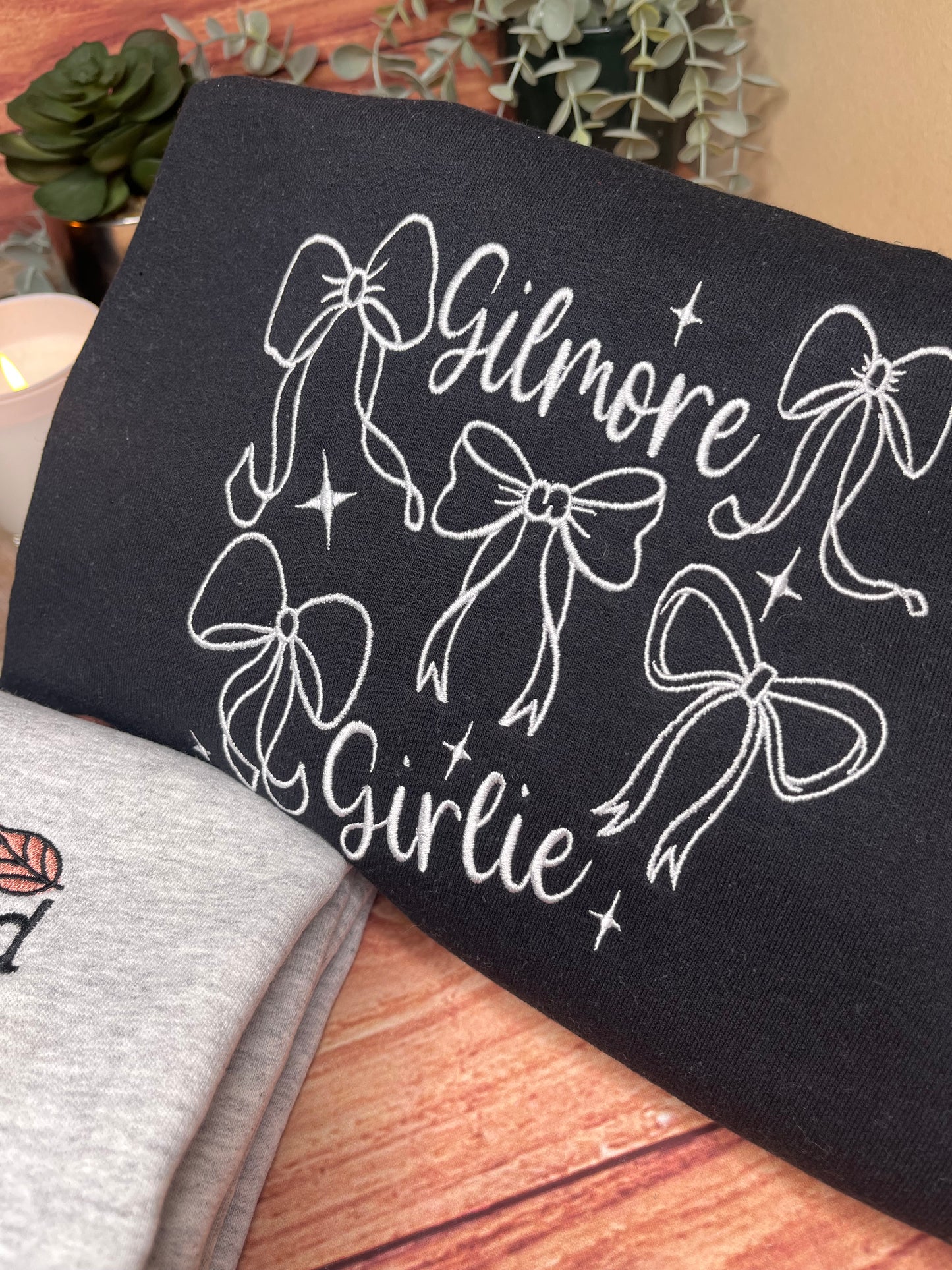 GILMORE GIRLIE AND BOWS EMBROIDERED SWEATSHIRT