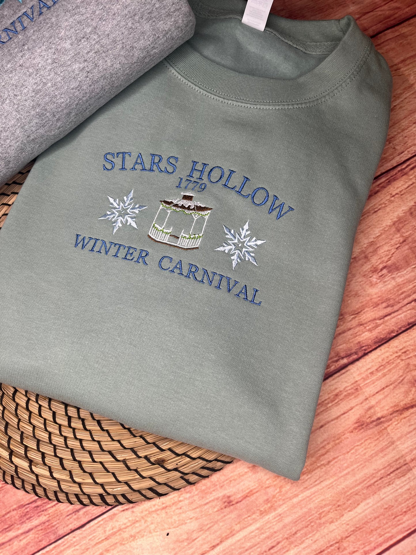 STARS HOLLOW GILMORE GIRLS WINTER CARNIVAL SWEATSHIRT
