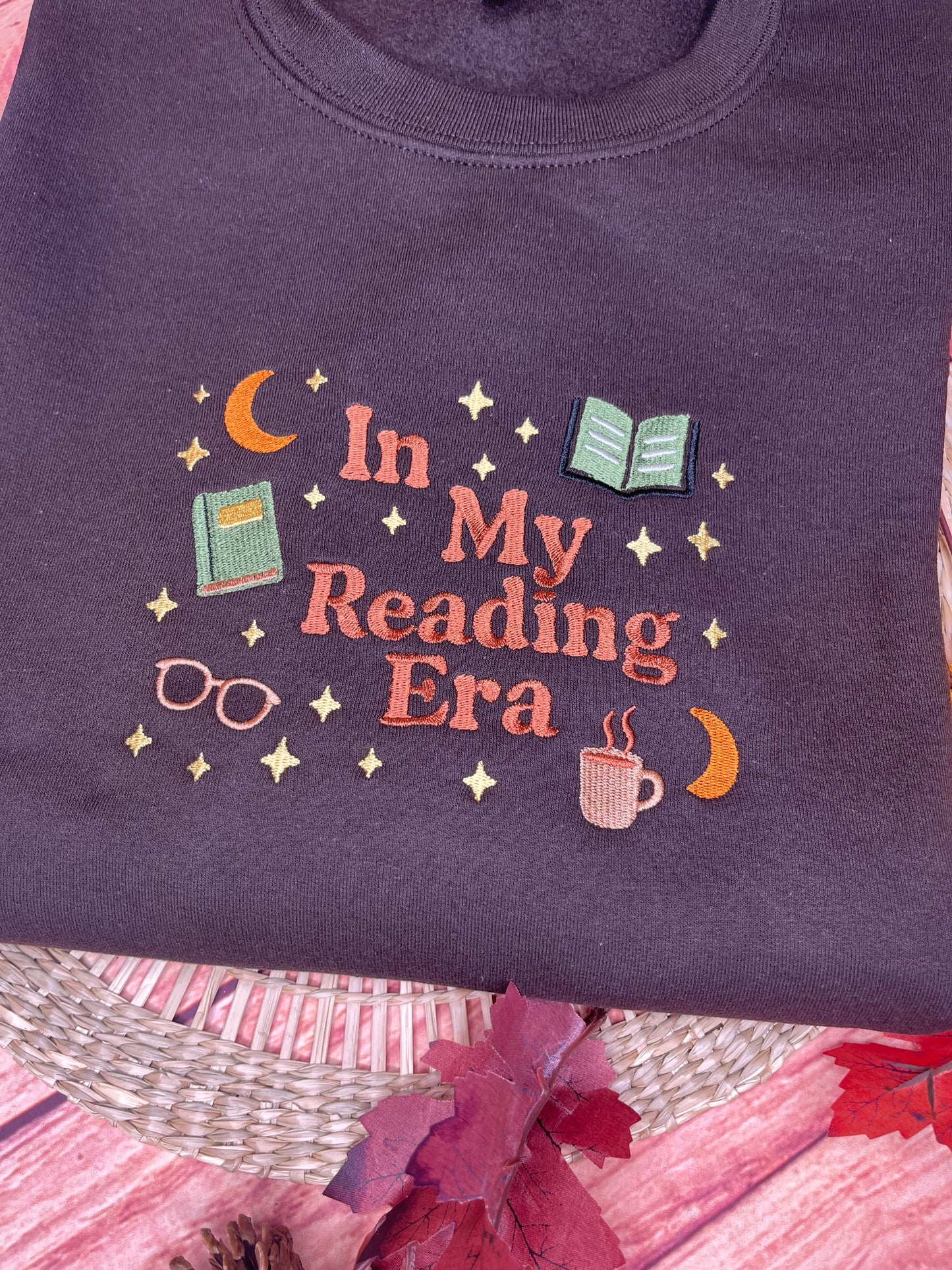 IN MY READING ERA EMBROIDERED SWEATSHIRT