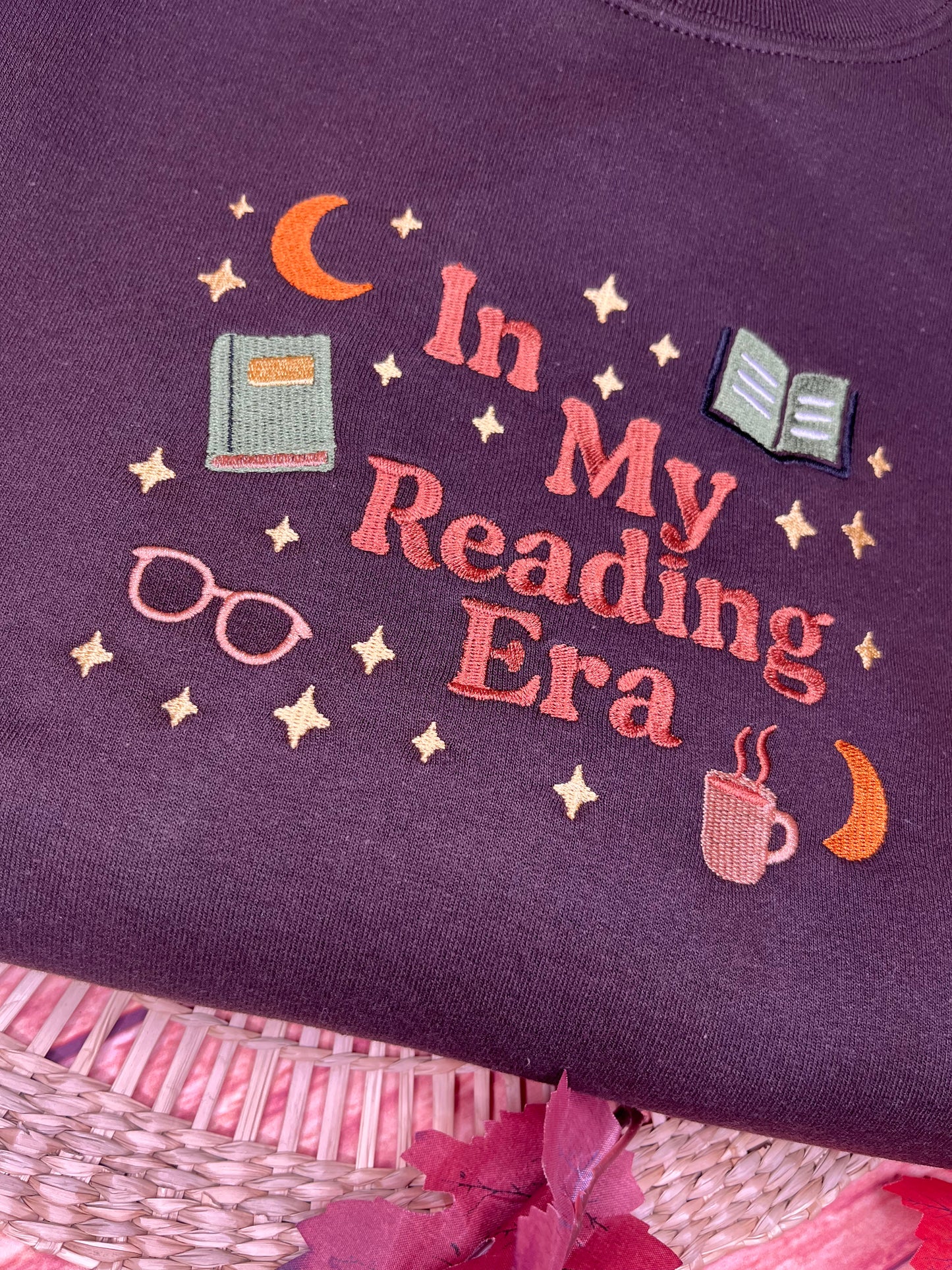 IN MY READING ERA EMBROIDERED SWEATSHIRT