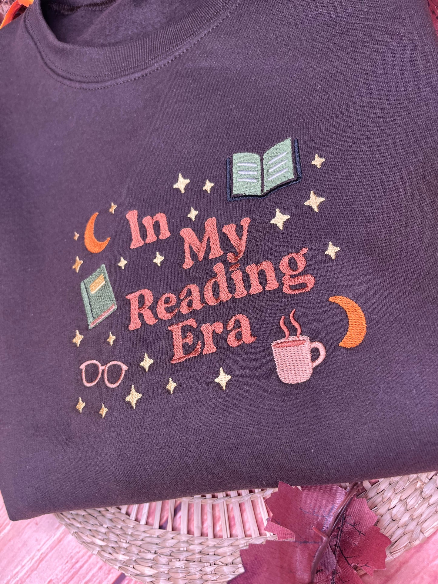 IN MY READING ERA EMBROIDERED SWEATSHIRT