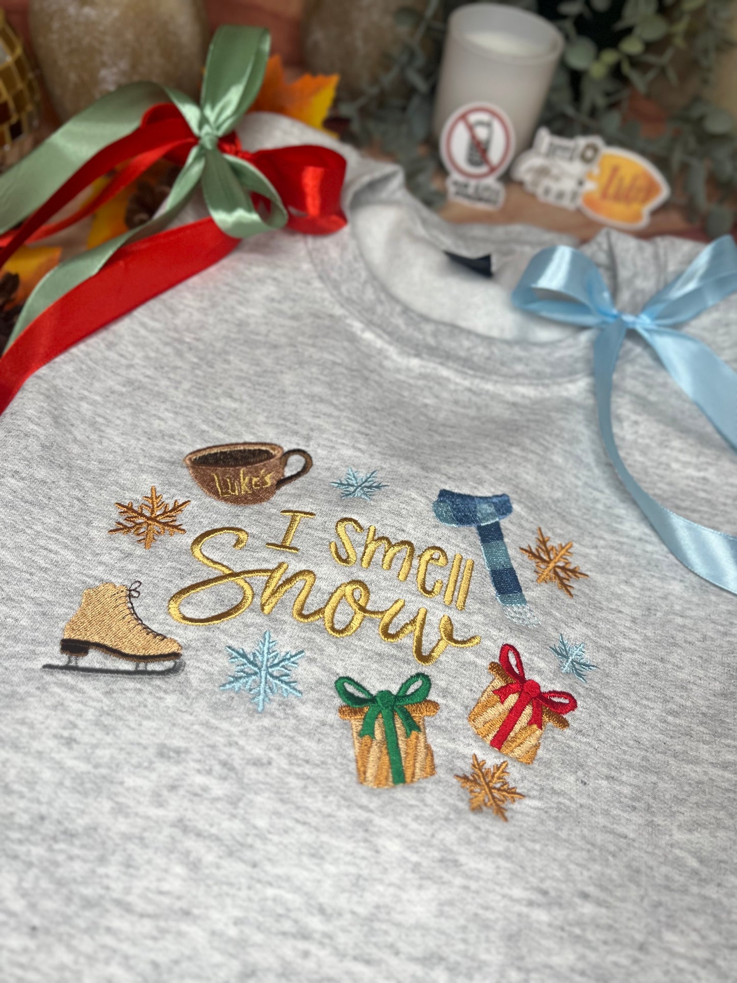 I SMELL SNOW PRESENTS EMBROIDERED SWEATSHIRT