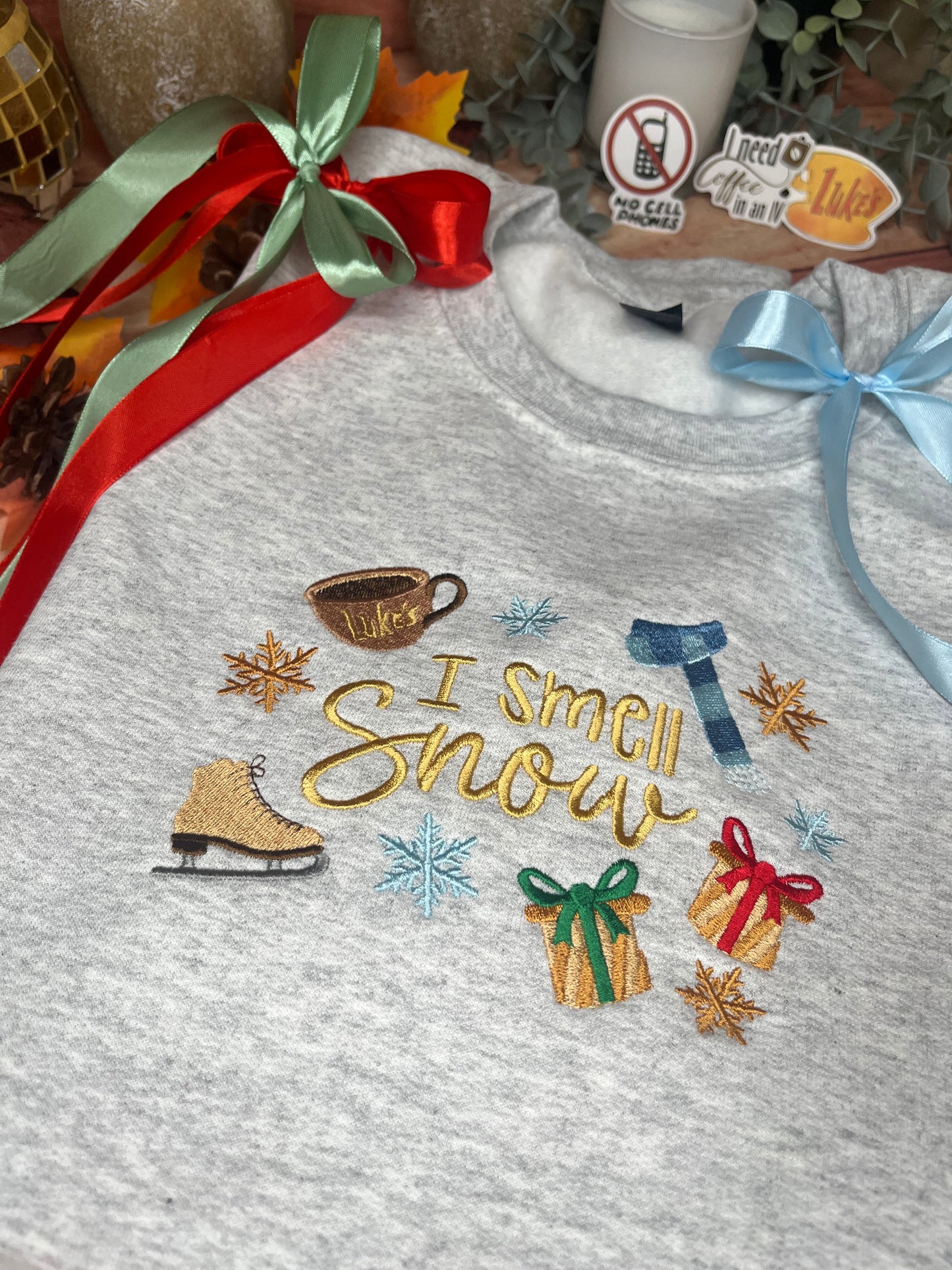 I SMELL SNOW PRESENTS EMBROIDERED SWEATSHIRT