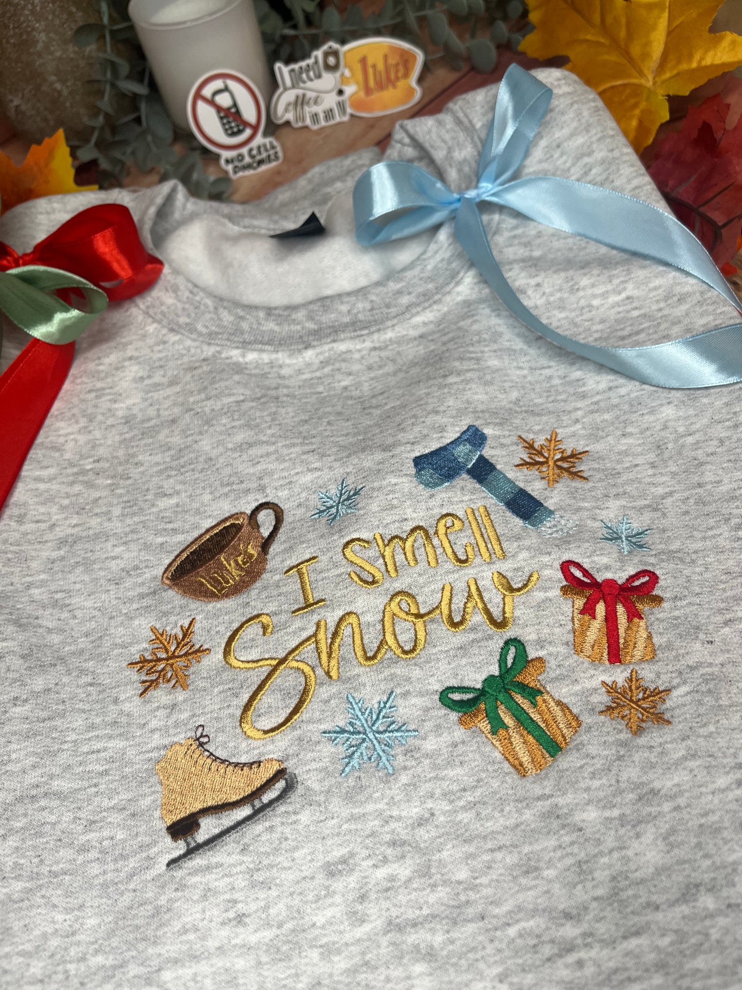 I SMELL SNOW PRESENTS EMBROIDERED SWEATSHIRT