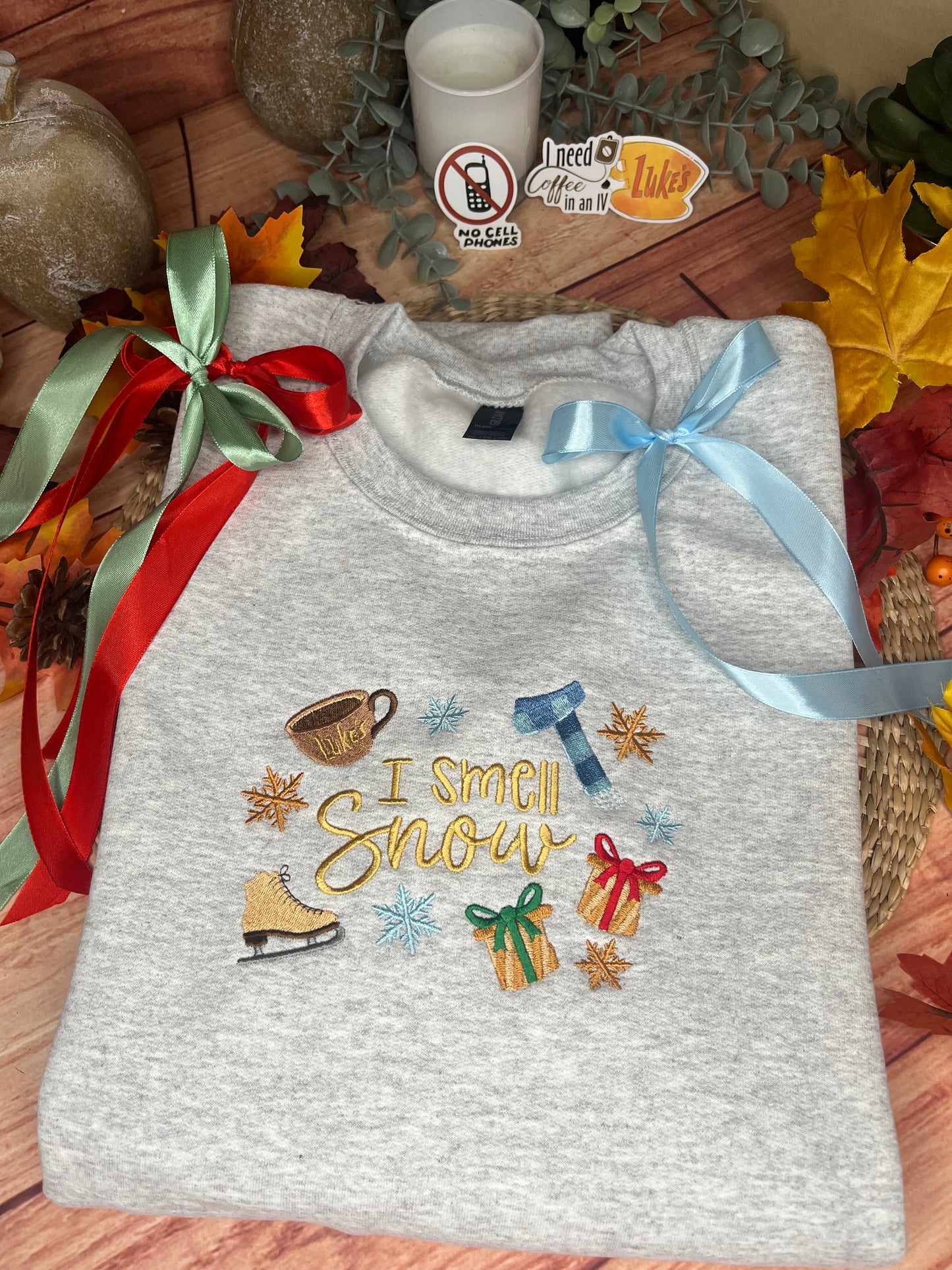 I SMELL SNOW PRESENTS EMBROIDERED SWEATSHIRT