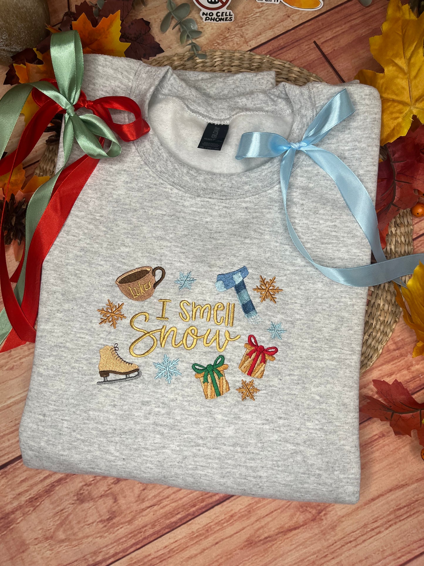 I SMELL SNOW PRESENTS EMBROIDERED SWEATSHIRT