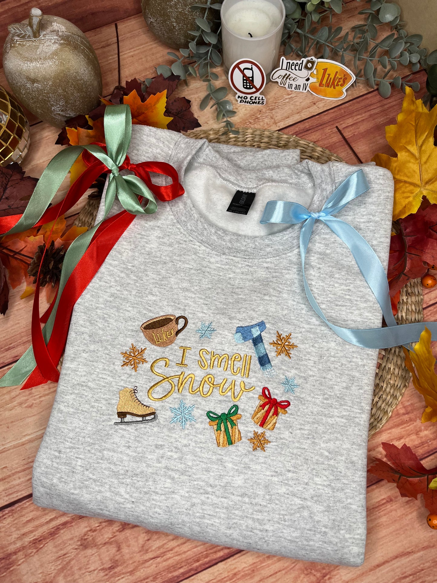 I SMELL SNOW PRESENTS EMBROIDERED SWEATSHIRT