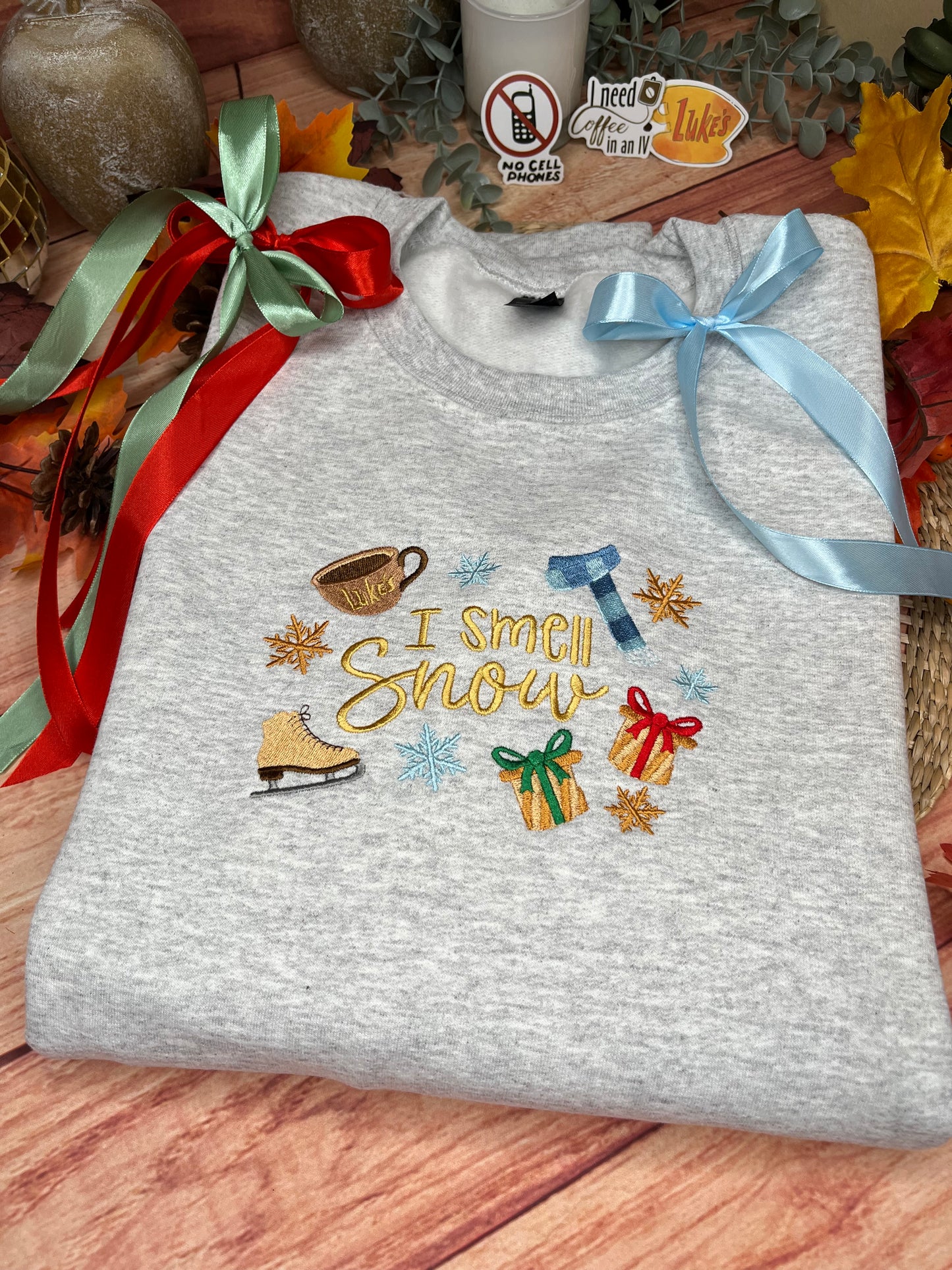 I SMELL SNOW PRESENTS EMBROIDERED SWEATSHIRT