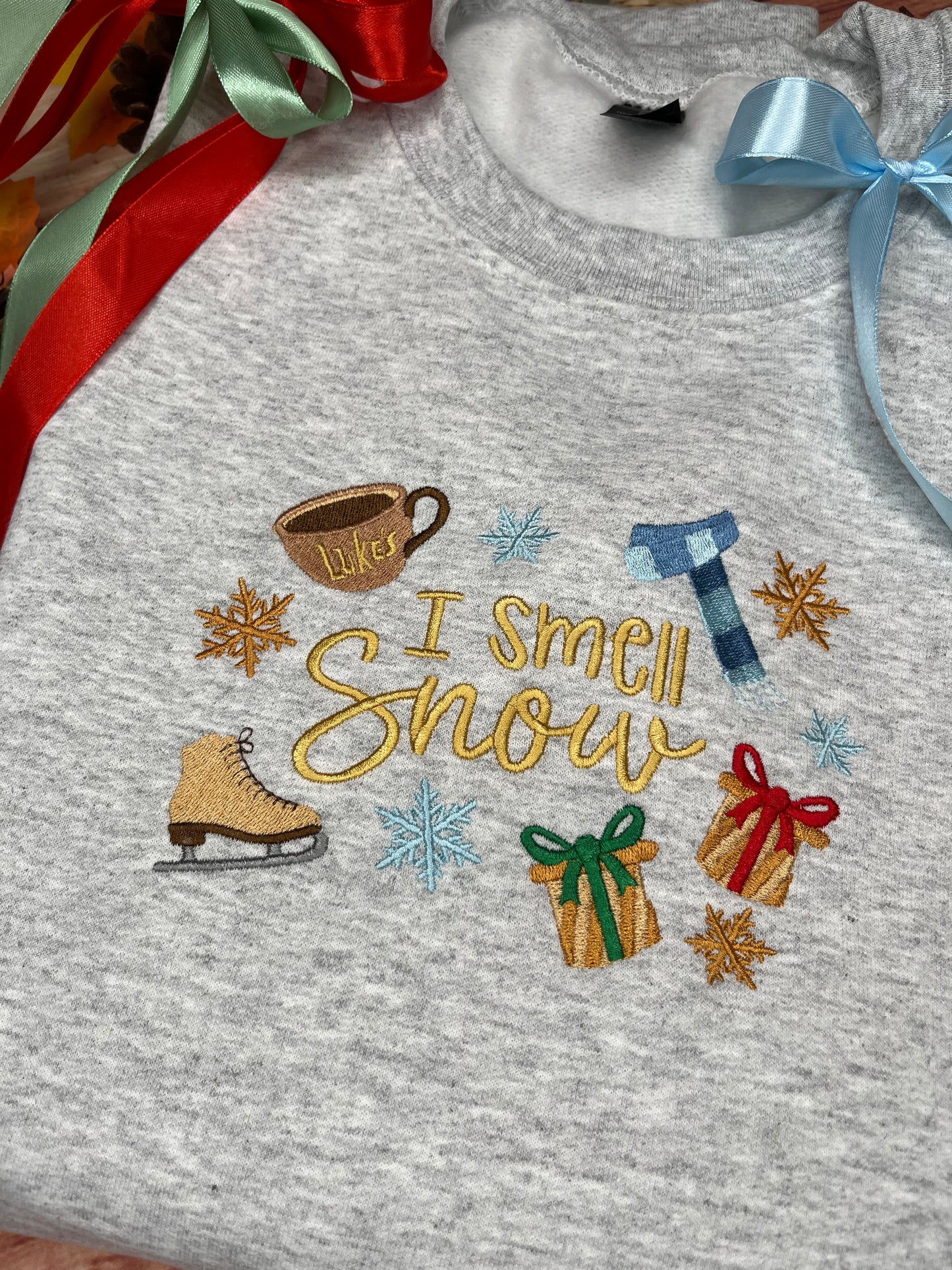 I SMELL SNOW PRESENTS EMBROIDERED SWEATSHIRT