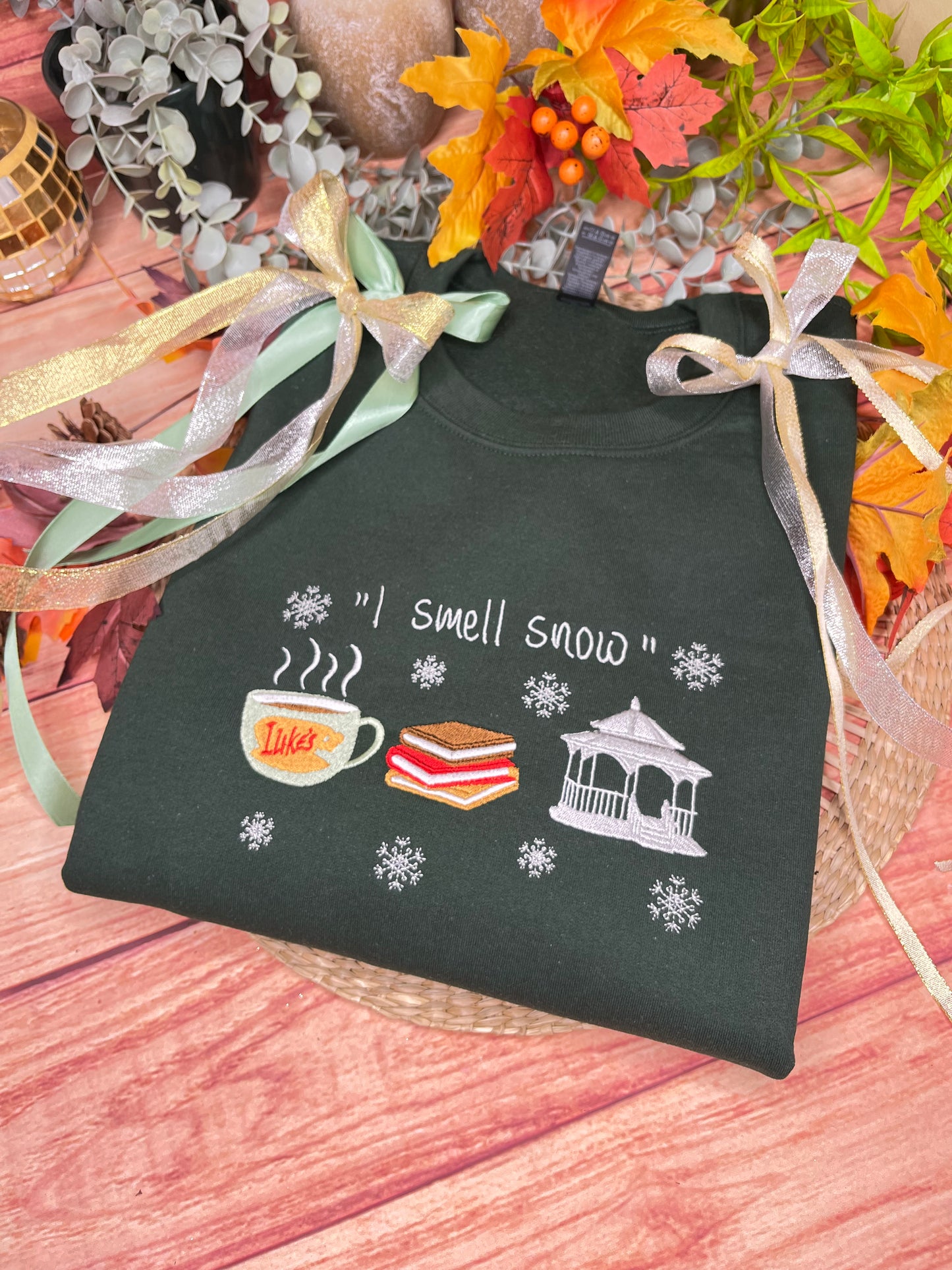 I SMELL SNOW GAZEBO EMBROIDERED SWEATSHIRT