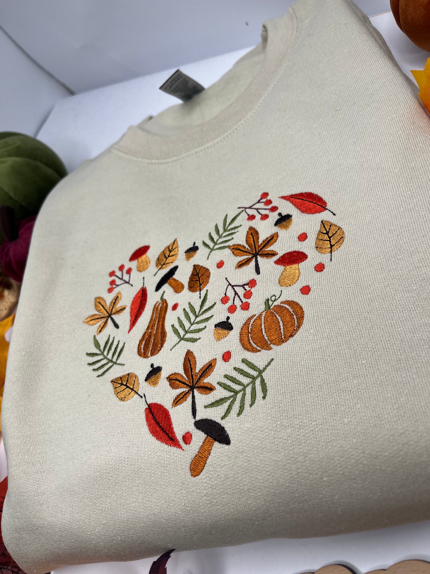 HEART SHAPED LEAVES EMBROIDERED SWEATSHIRT