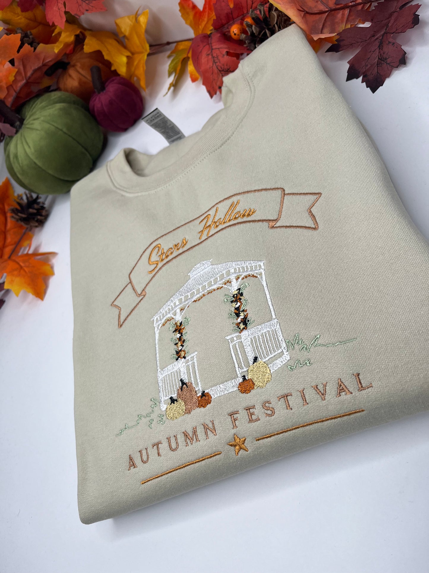 STARS HOLLOW AUTUMN FESTIVAL EMBROIDERED SWEATSHIRT