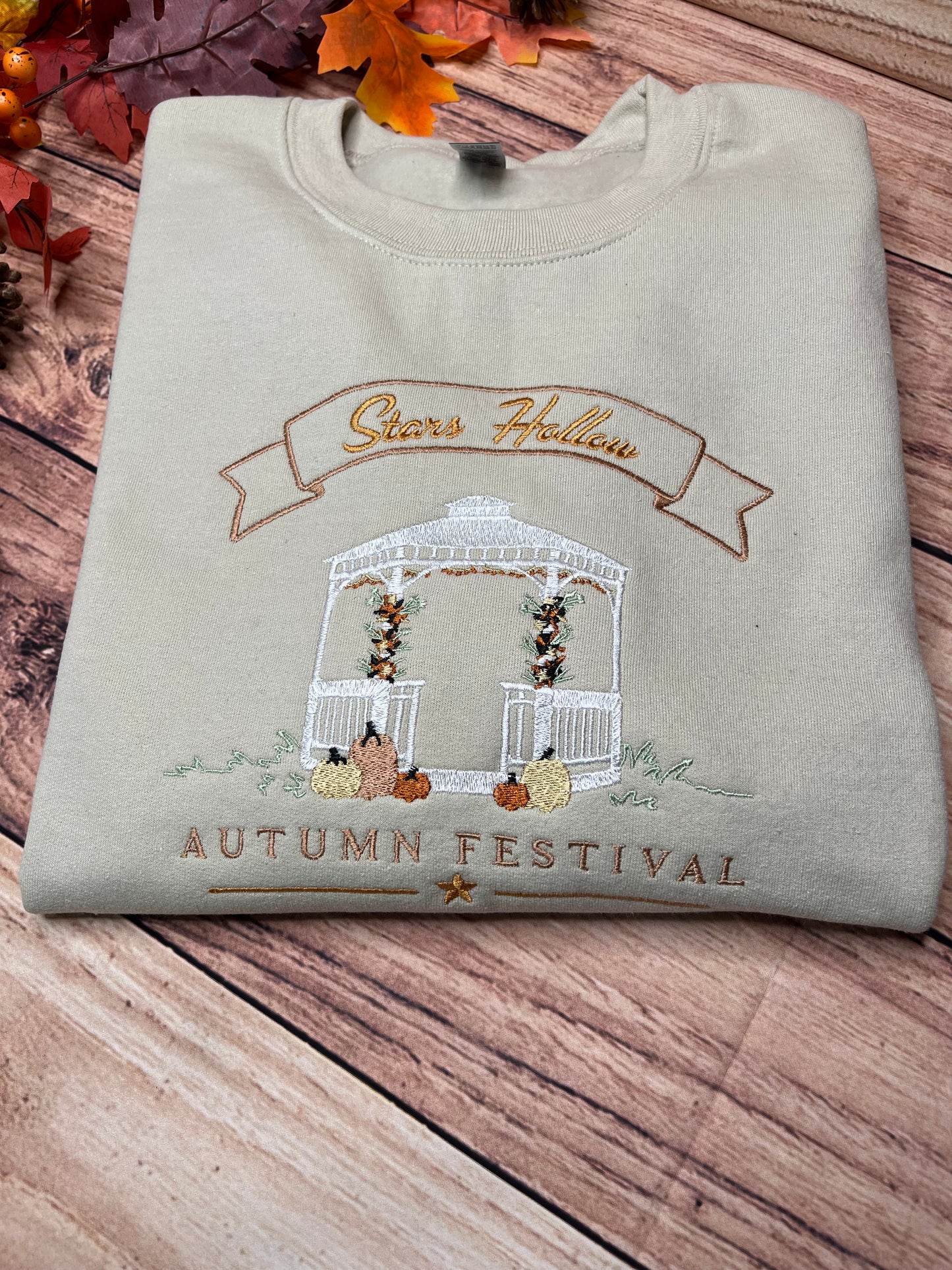 STARS HOLLOW AUTUMN FESTIVAL EMBROIDERED SWEATSHIRT