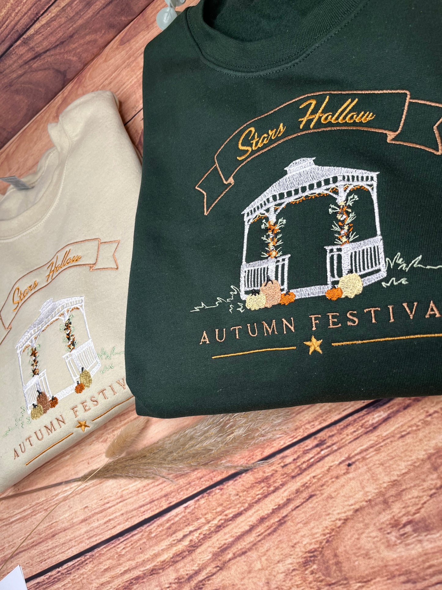 STARS HOLLOW AUTUMN FESTIVAL EMBROIDERED SWEATSHIRT