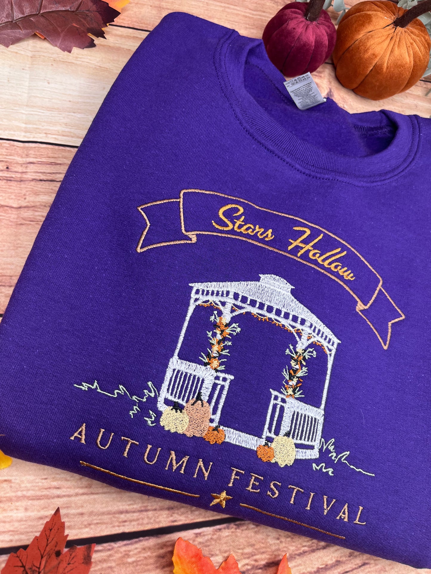 STARS HOLLOW AUTUMN FESTIVAL EMBROIDERED SWEATSHIRT