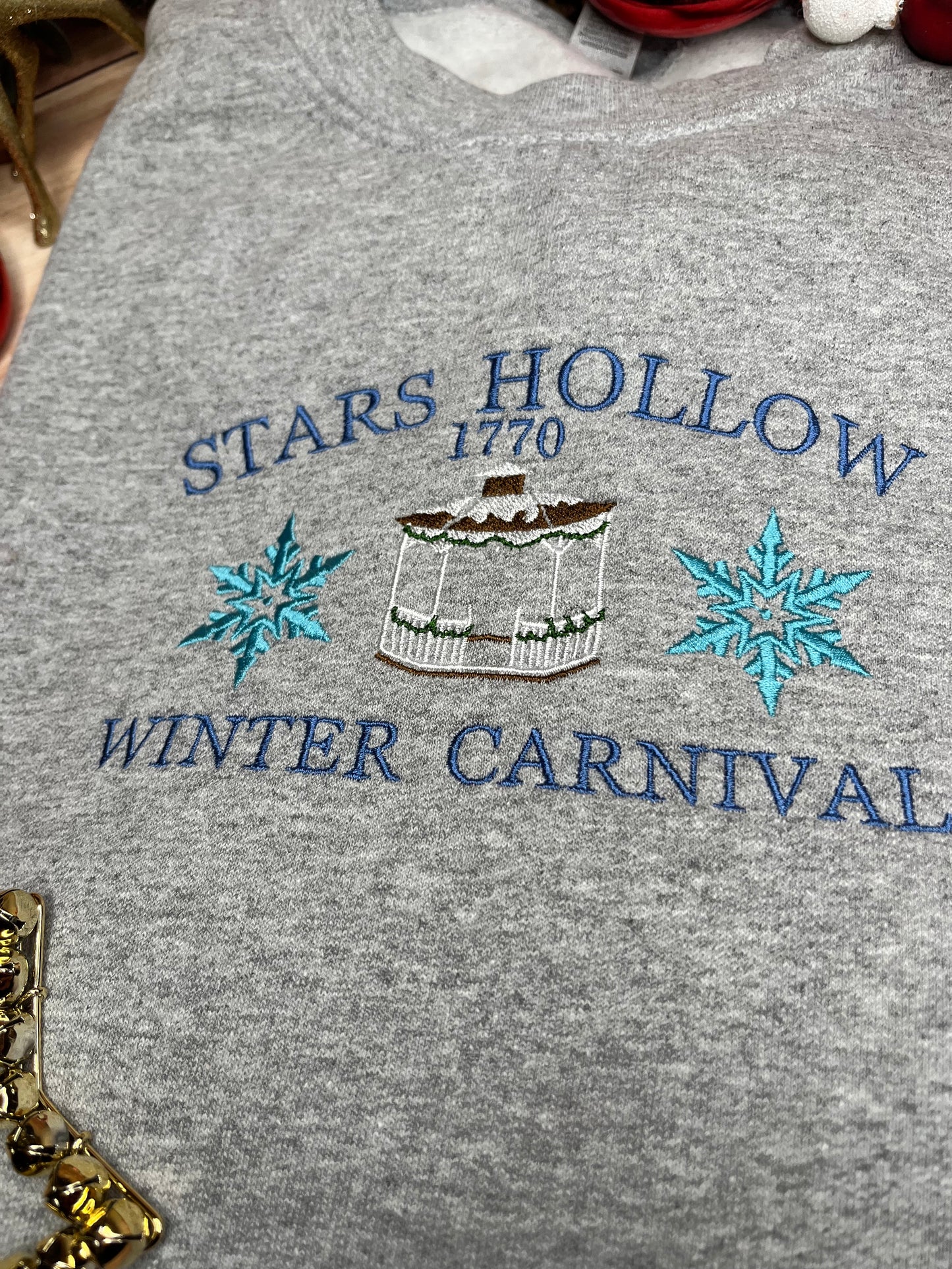 STARS HOLLOW GILMORE GIRLS WINTER CARNIVAL SWEATSHIRT SIZE LARGE