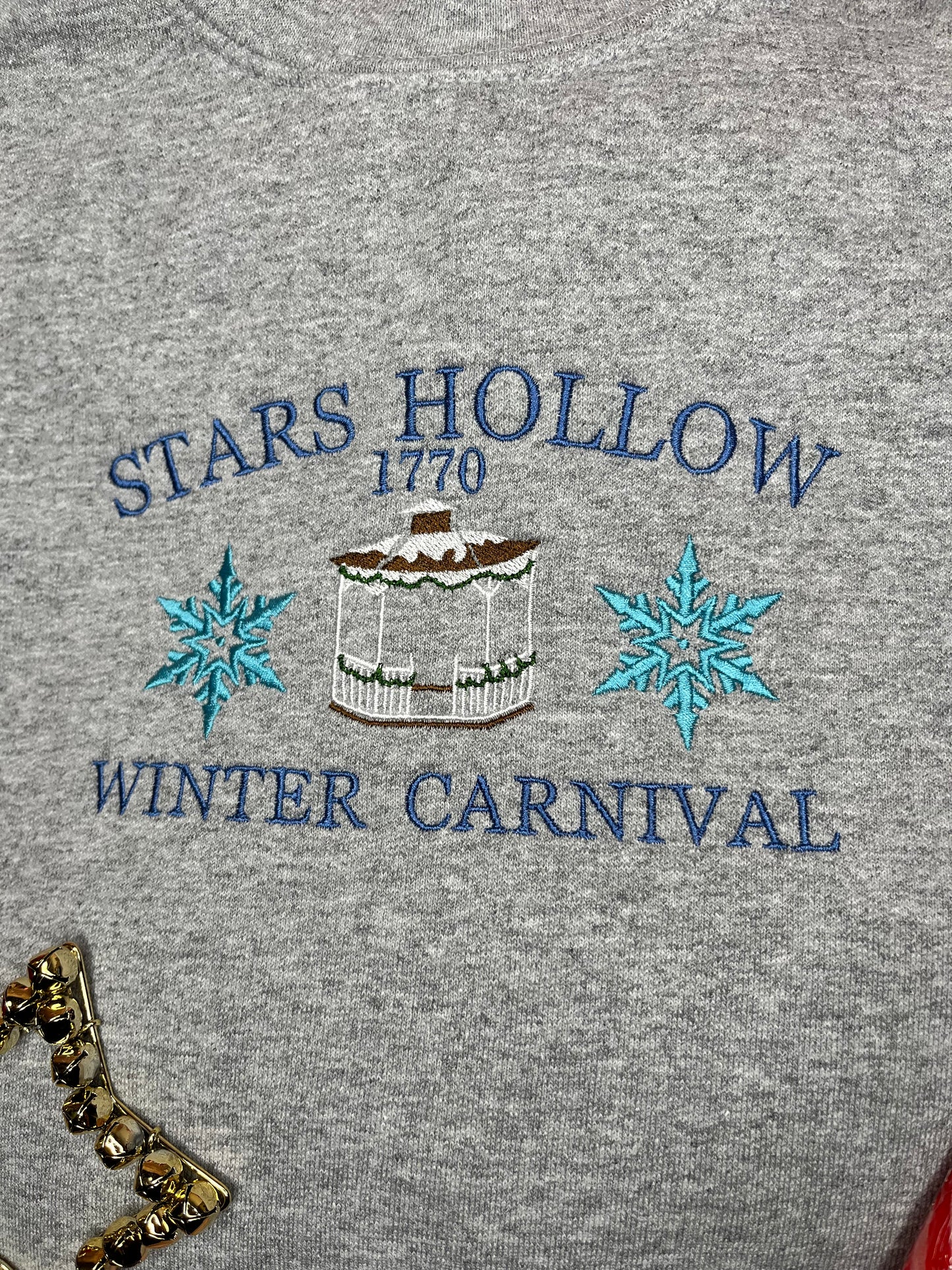 STARS HOLLOW GILMORE GIRLS WINTER CARNIVAL SWEATSHIRT SIZE LARGE