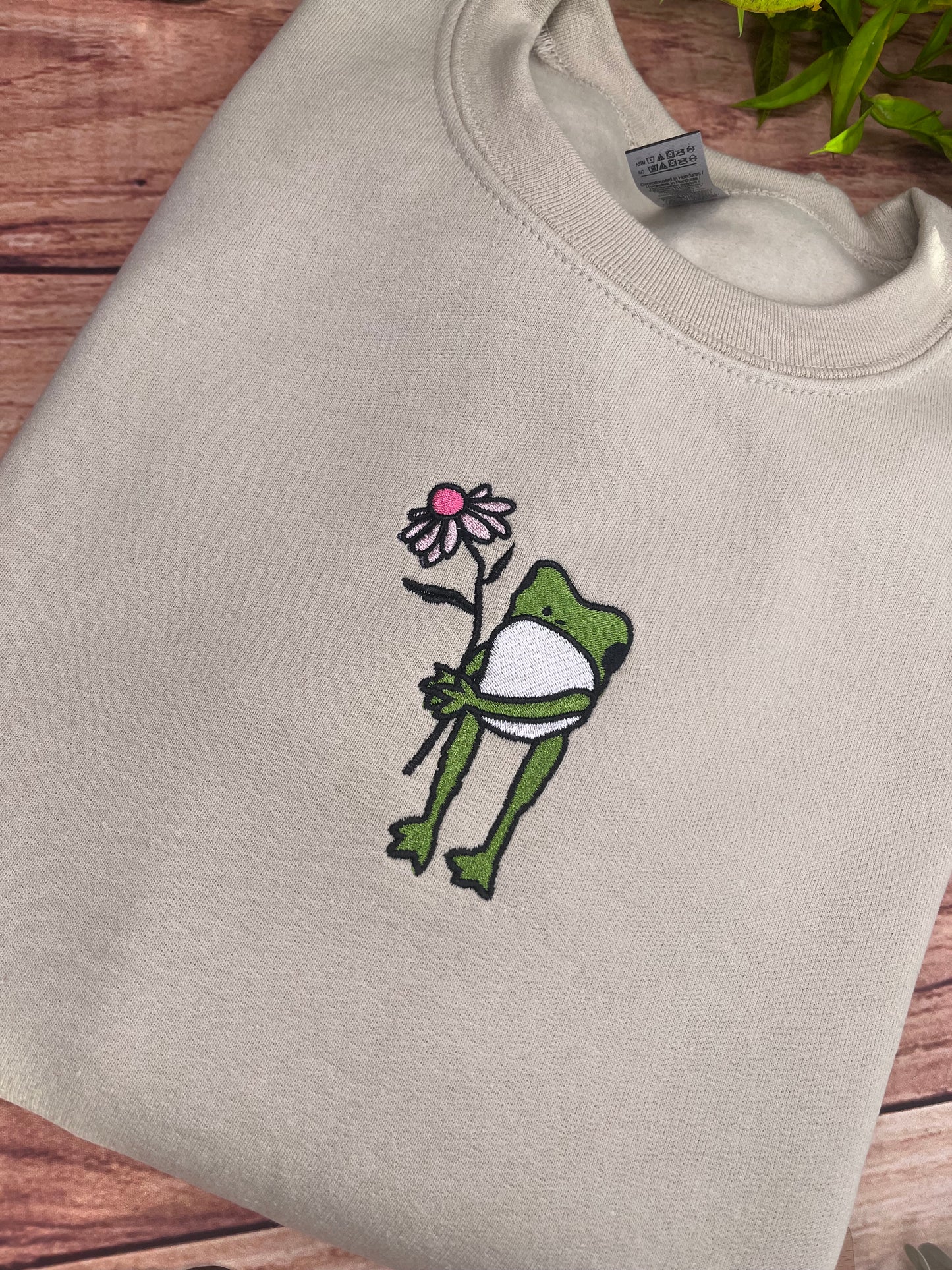 FROG N FLOWER EMBROIDERED SWEATSHIRT SMALL