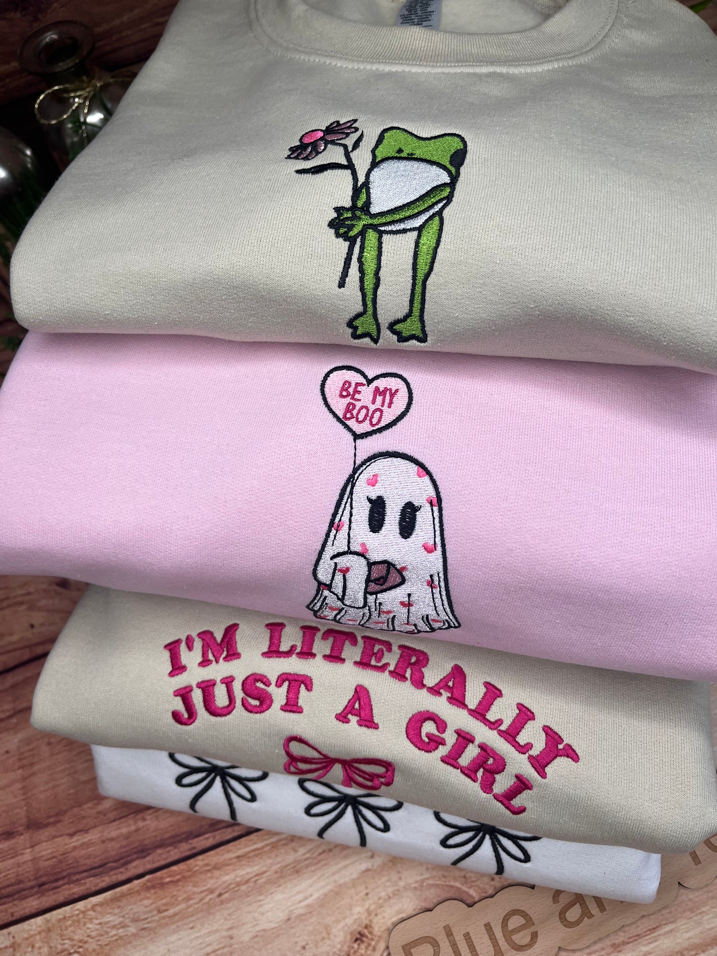 FROG N FLOWER EMBROIDERED SWEATSHIRT