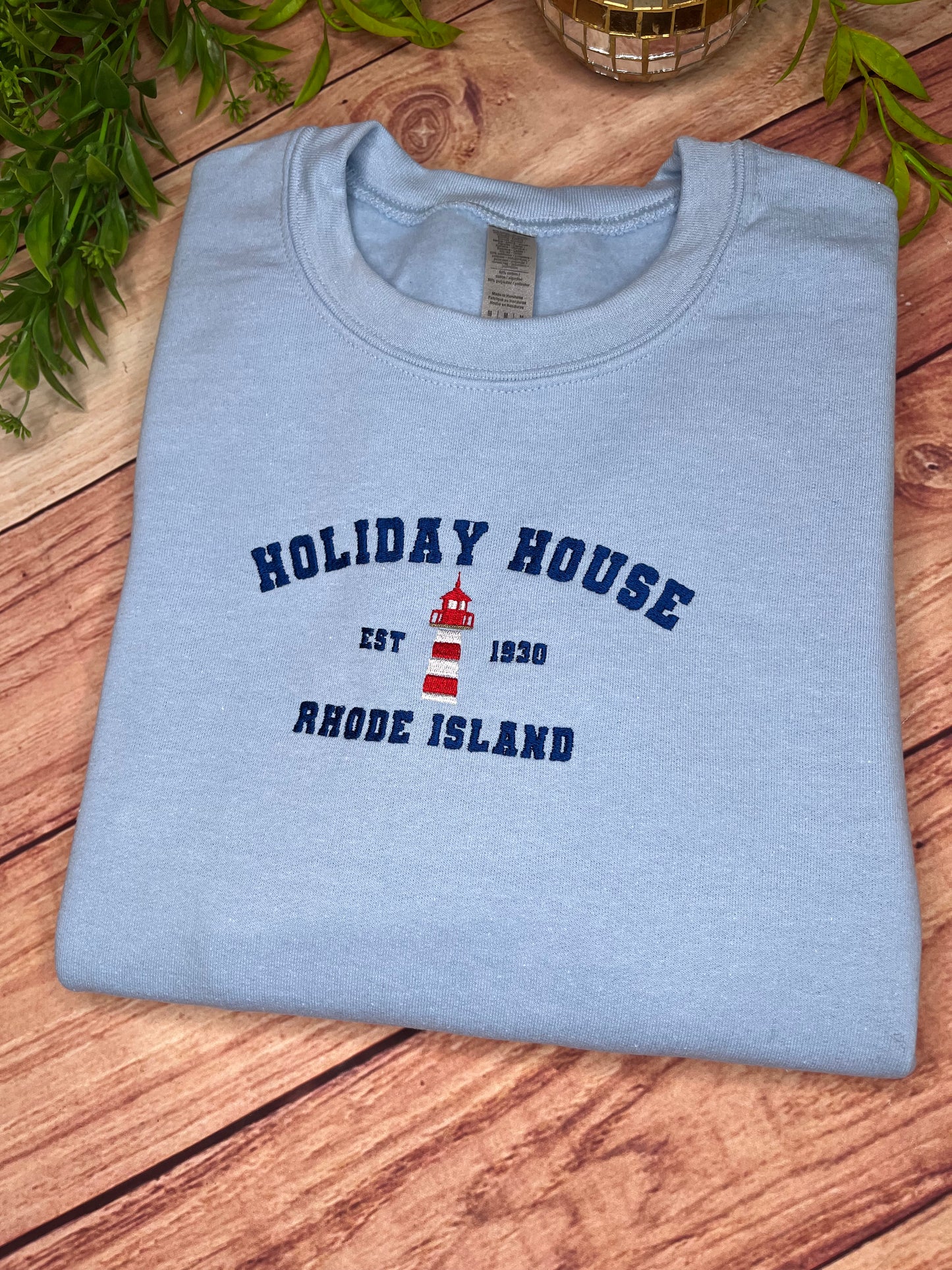 HOLIDAY HOUSE RHODE ISLAND LIGHTHOUSE EMBROIDERED SWEATSHIRT