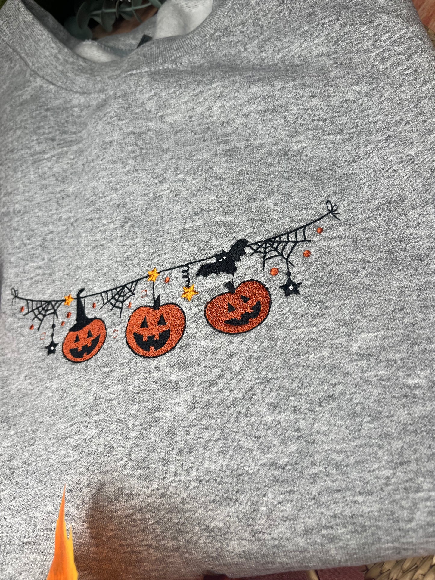 PUMPKIN GARLAND EMBROIDERED SWEATSHIRT