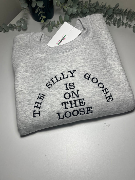 THE SILLY GOOSE IS ON THE LOOSE ASH SWEATSHIRT SIZE SMALL