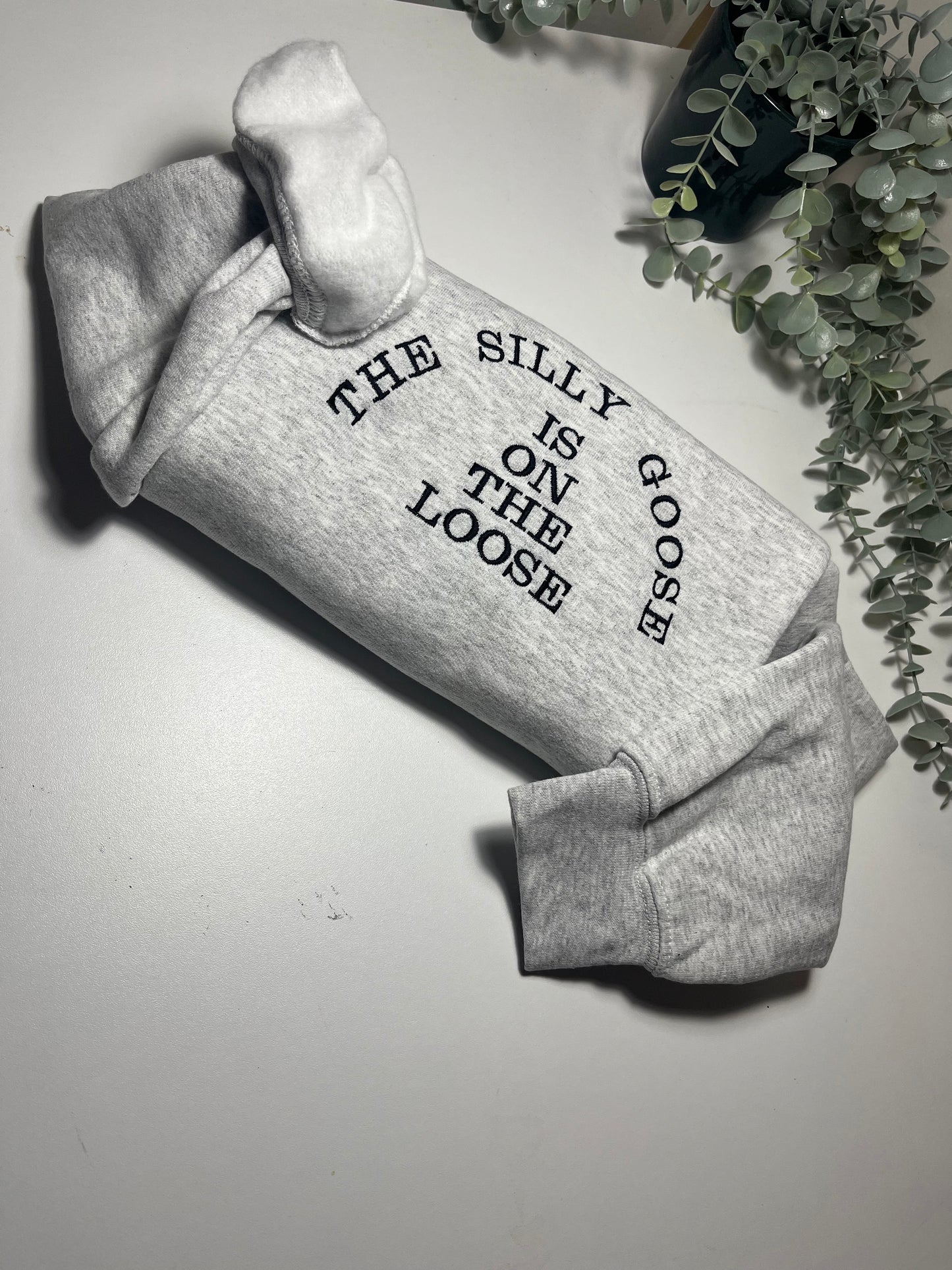 THE SILLY GOOSE IS ON THE LOOSE ASH SWEATSHIRT SIZE SMALL
