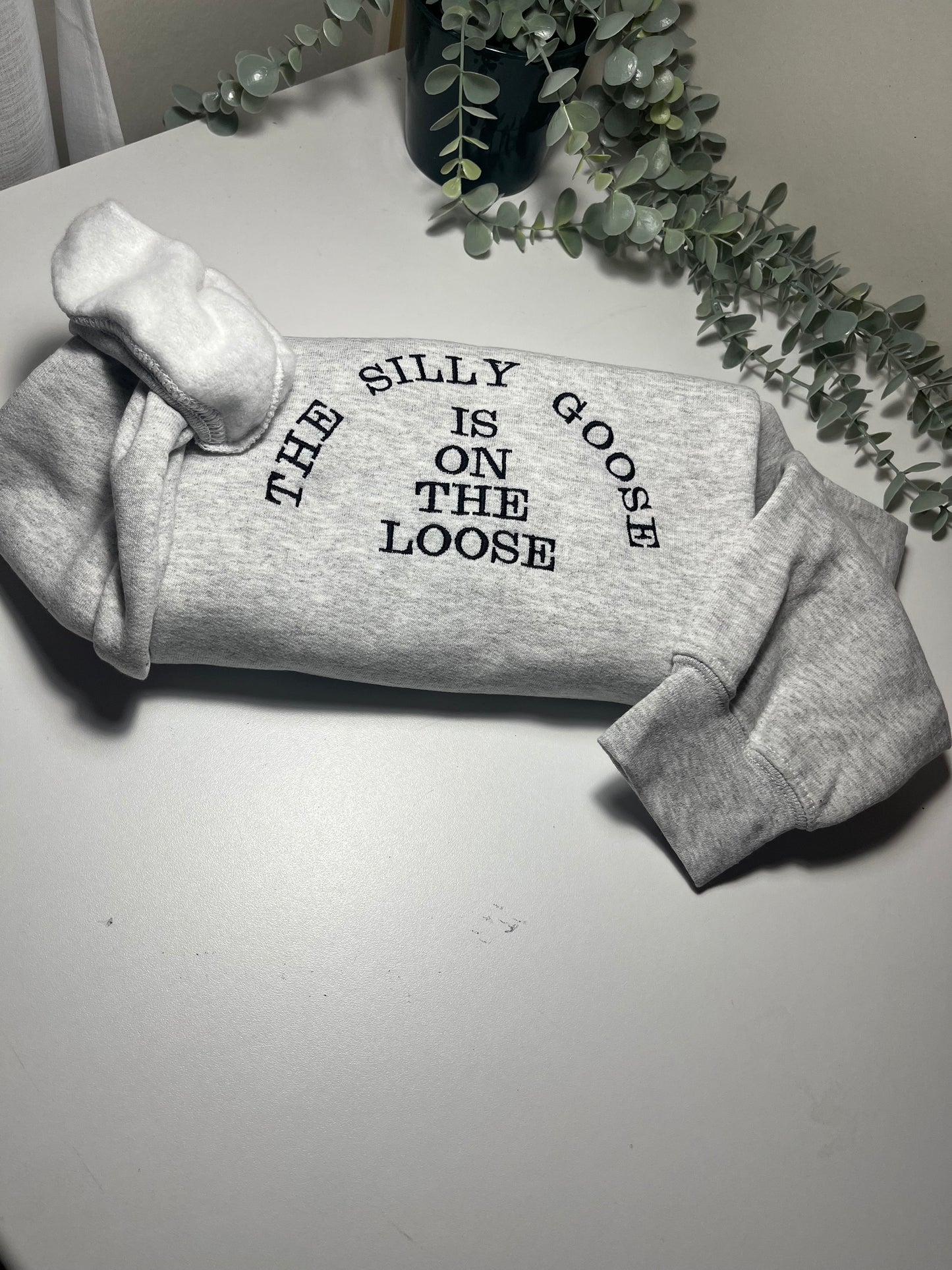 THE SILLY GOOSE IS ON THE LOOSE ASH SWEATSHIRT SIZE SMALL